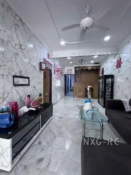 Living features: marble flooring, white marble walls with grey veining, 5-blade ceiling fan with light, sofa in dark color, glass coffee table, black TV console, decorative wall art, shelves with decorative items, wall-mounted mirror, recessed lighting; style: modern.