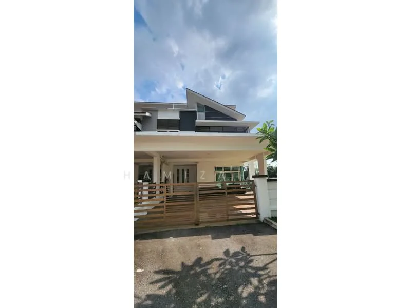 Exterior type: semi-detached house; features: white painted facade, flat roof, recessed balconies, wooden slatted fence, driveway with interlocking pavers, landscaped garden, large windows, modern architectural design; style: modern.
