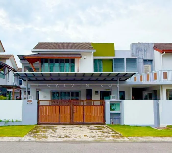 Exterior type: linked terrace house; features: white painted facade, green accent wall, flat roof, wooden gate, manicured lawn, paved driveway, balcony with railing, window shutters, security gate, two-storey structure; style: modern.