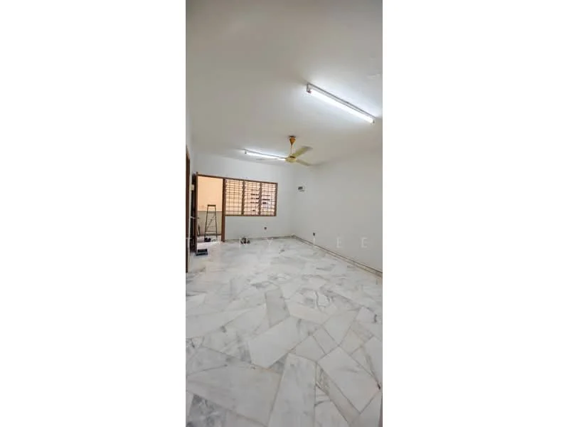 Living features: white painted walls, marble tile flooring, 5-blade ceiling fan, window with grid pattern, recessed lighting, wall-mounted air conditioning unit; style: modern.