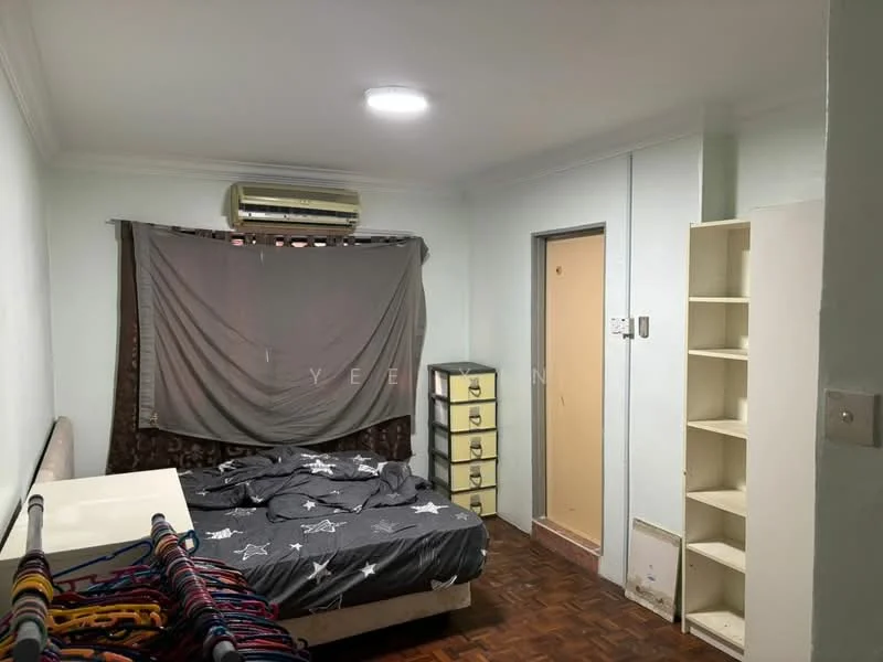 Bedroom features: wooden flooring, light grey painted walls, 1 wall-mounted split AC, double bed with star-patterned bedding, nightstand with drawers, built-in wardrobe, curtains, ceiling light.
