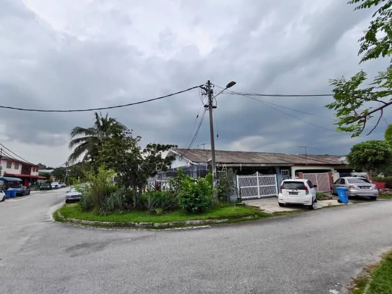 Exterior type: semi-detached house; features: single-storey, white painted facade, front yard with grass, paved driveway, fenced perimeter, mature trees, street view, utility poles, surrounded by residential area; style: traditional.