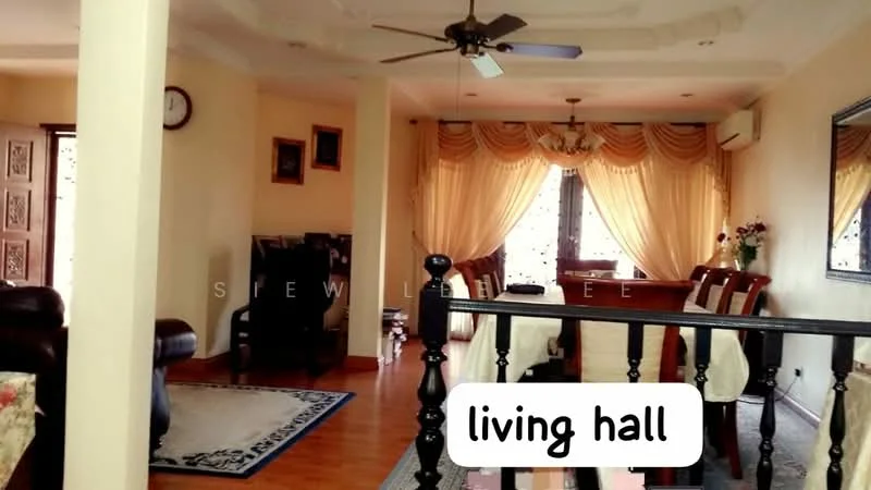 Living features: wooden flooring, cream painted walls, tray ceiling, 5-blade ceiling fan, wall-mounted air conditioning unit, large windows with sheer curtains, dining table with chairs, sofa set, decorative wall clock, area rug with geometric pattern, framed artwork, wooden railing; style: traditional.