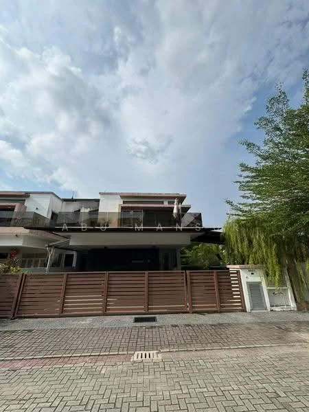 Exterior type: linked terrace house; features: two-storey building, brown wooden fence, paved driveway, manicured landscaping, balcony on upper floor, flat roof, large windows, greenery in front yard, front porch area; style: modern.