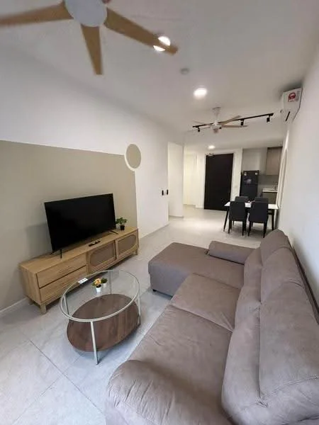 Living features: 3-seater fabric sofa in beige, glass coffee table, wooden TV console, wall-mounted TV, ceiling fan, recessed downlights, light-colored tiled flooring, accent wall in light brown, open layout to dining area, air conditioning unit; style: modern.