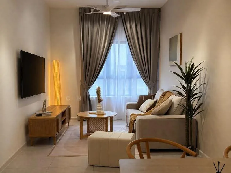 Living features: 3-seater fabric sofa in light grey, wooden coffee table, floor lamp with warm light, wall-mounted TV, area rug with geometric pattern, potted plant, curtains in grey, ceiling fan with light, light-colored walls, large window with natural light; style: modern.