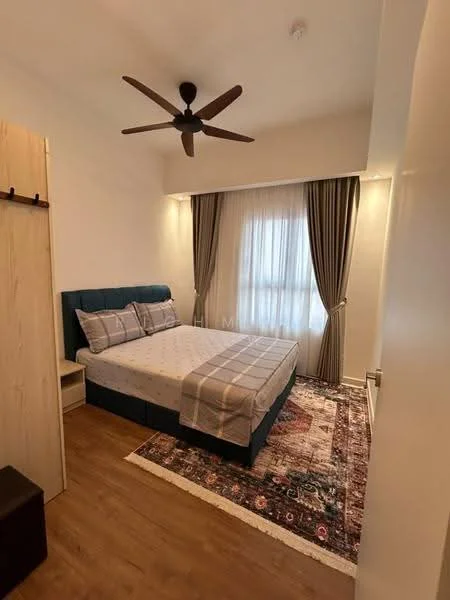Bedroom features: queen-size bed, upholstered headboard, bedside table, ceiling fan, curtains, wooden flooring, area rug with intricate pattern, wall-mounted light, built-in wardrobe; style: modern.