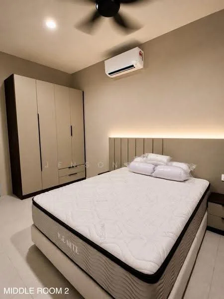Bedroom features: queen-size bed, upholstered headboard, 2 bedside tables, built-in wardrobe with sliding doors, wall-mounted air conditioning unit, recessed LED lighting, light-colored walls, laminate flooring, ceiling fan; style: modern.