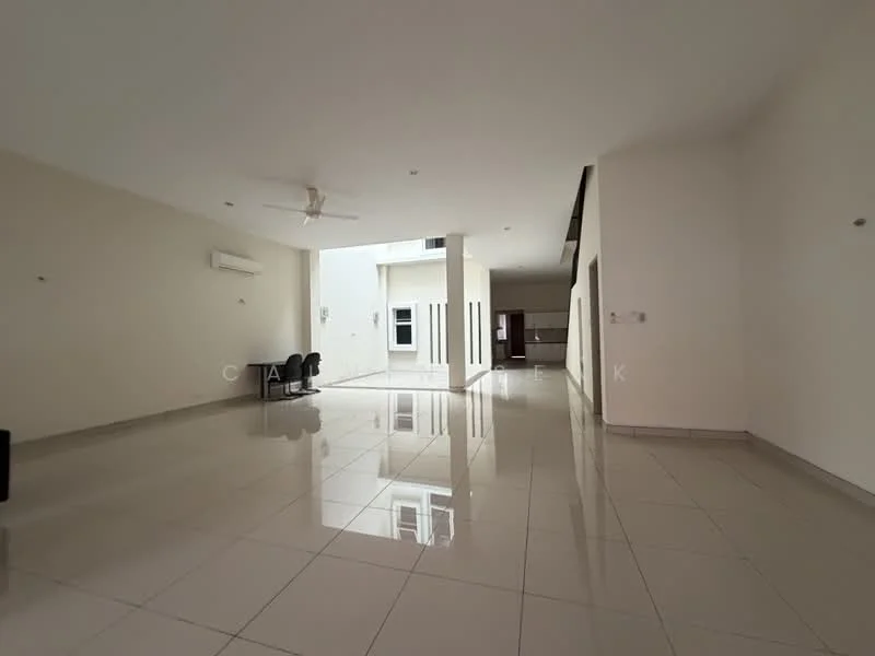 Living features: white painted walls, glossy ceramic tile flooring, 5-blade ceiling fan, large windows, open layout, natural light, neutral color scheme, air conditioning unit; style: modern.