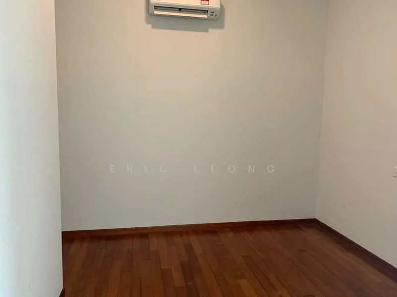 Room features: light grey painted walls, wooden flooring, 1 wall-mounted split AC.
