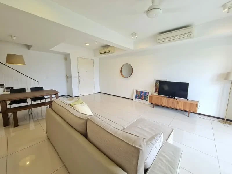 Living features: light-colored sofa, wooden coffee table, wall-mounted TV, TV console in wood, white painted walls, recessed downlights, ceiling fan, large windows, tile flooring, decorative mirror, dining table with black chairs, air conditioning unit; style: modern.