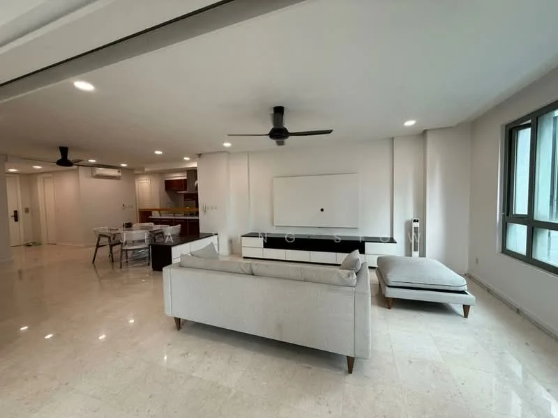 Living features: 3-seater fabric sofa in light grey, coffee table, wall-mounted TV, TV console in black and white, ceiling fan, recessed LED downlights, marble tile flooring, large windows with natural light; style: modern. Kitchen features: open-plan layout, kitchen island, wood cabinetry, stainless-steel appliances, recessed lighting; style: modern.