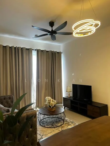 Living features: 3-seater fabric sofa in brown, coffee table with metal frame, TV console in dark wood, wall-mounted TV, 5-blade ceiling fan with integrated LED light, floor-to-ceiling windows, sheer curtains, decorative plant in ceramic pot, area rug with geometric pattern, decorative vase with flowers; style: modern.