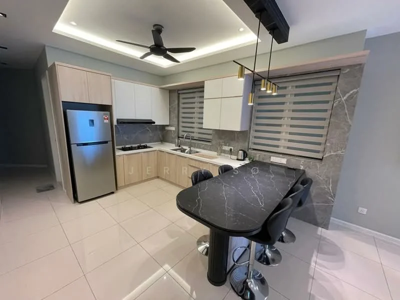 Kitchen features: white cabinetry with wood accents, black marble countertop, stainless-steel fridge, built-in oven, 4-burner gas hob, single-bowl stainless-steel sink, chrome pull-down faucet, grey tile backsplash, pendant lighting, 5-blade ceiling fan, bar stools, large window with blinds, white tiled flooring, recessed downlights; style: modern.