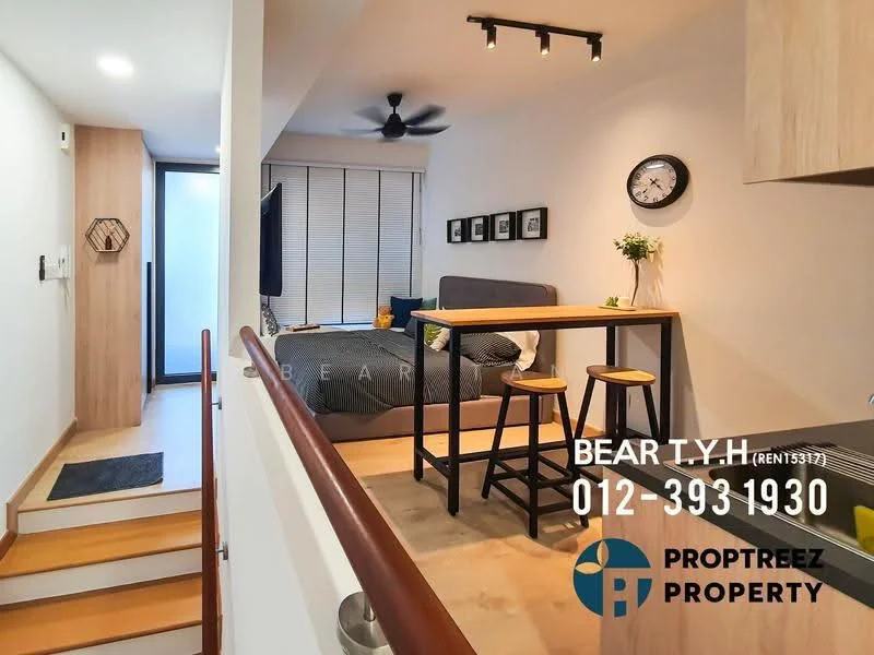 Living features: wooden flooring, white painted walls, ceiling fan, wall-mounted TV, sofa bed, coffee table, decorative wall art, large windows with blinds, open-plan layout, bar counter with stools; style: modern.