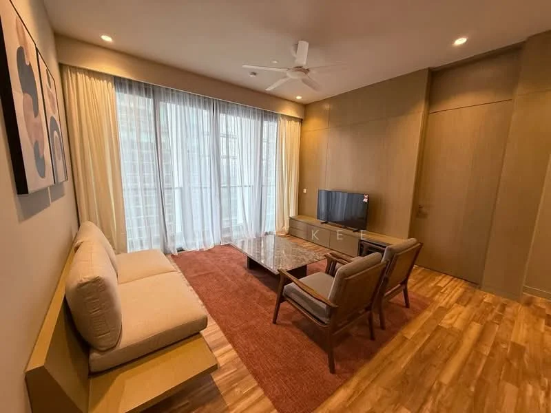Living features: 3-seater fabric sofa in light beige, wooden coffee table, 2 upholstered armchairs, TV console with wall-mounted TV, floor-to-ceiling windows, sheer curtains, wooden flooring, ceiling fan with light, area rug with geometric pattern, decorative wall art; style: modern.