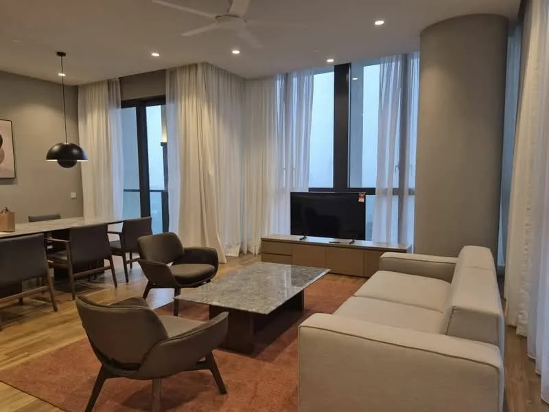 Living features: 3-seater fabric sofa in light beige, 2 armchairs in dark brown, coffee table with marble top, TV console in light wood, wall-mounted TV, area rug in terracotta, floor-to-ceiling windows with sheer curtains, ceiling fan, recessed downlights, pendant lamp, wooden flooring; style: modern; view: city.
