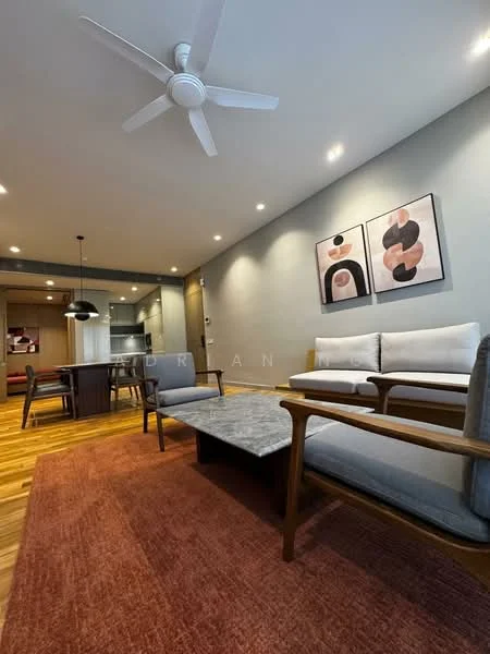 Living features: 3-seater fabric sofa in light grey, 2 armchairs with wooden frames, coffee table with marble top, area rug with geometric pattern in orange, pendant lamp, 5-blade ceiling fan with light, wall-mounted artwork with abstract design, wooden flooring, recessed LED downlights; style: modern.