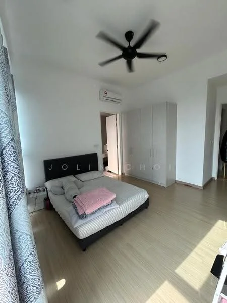 Bedroom features: queen-size bed, upholstered headboard, 2 bedside tables, ceiling fan, wall-mounted split AC, built-in wardrobe, light-colored walls, laminate flooring, curtains with pattern; style: modern.