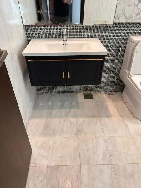 Bathroom features: single-sink vanity with black cabinet, white countertop, chrome basin mixer faucet, mirror above vanity, black and white mosaic tile backsplash, white bathtub, marble tile flooring, wall-mounted showerhead, toilet, wall-mounted storage, neutral wall color; style: modern.