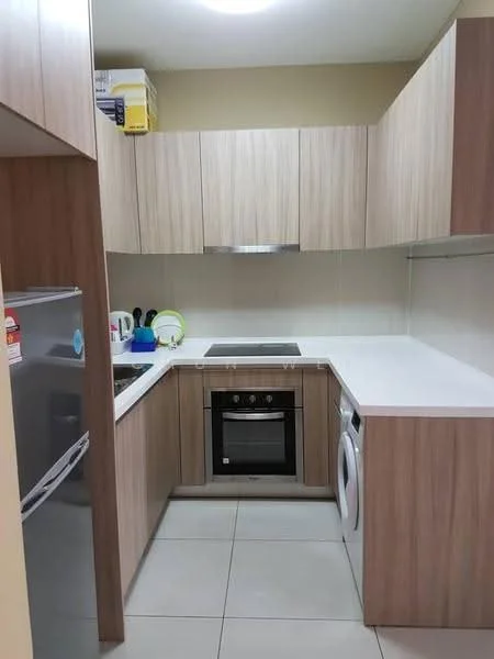 Kitchen features: laminate cabinetry in light wood finish, white quartz countertop, built-in oven, 4-burner electric cooktop, stainless-steel fridge, front-load washing machine, single-bowl stainless-steel sink, chrome pull-down faucet, ceramic tile flooring, recessed ceiling lights; style: modern.