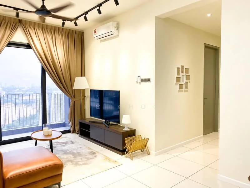 Living features: floor-to-ceiling windows, curtains in beige, 3-blade ceiling fan, wall-mounted TV, TV console in dark wood, light-colored area rug, armchair in brown leather, decorative wall frames, white painted walls, recessed downlights, air conditioning unit, tile flooring; style: modern; view: city.