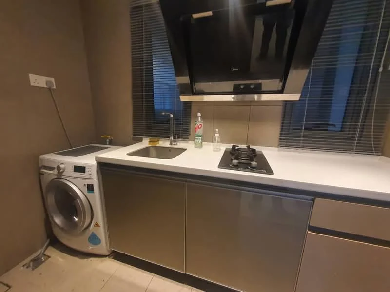Kitchen features: stainless-steel single-bowl sink, chrome pull-down faucet, gas hob, built-in range hood, grey cabinetry, white countertop, front-load washing machine, tile flooring, blinds on windows; style: modern.