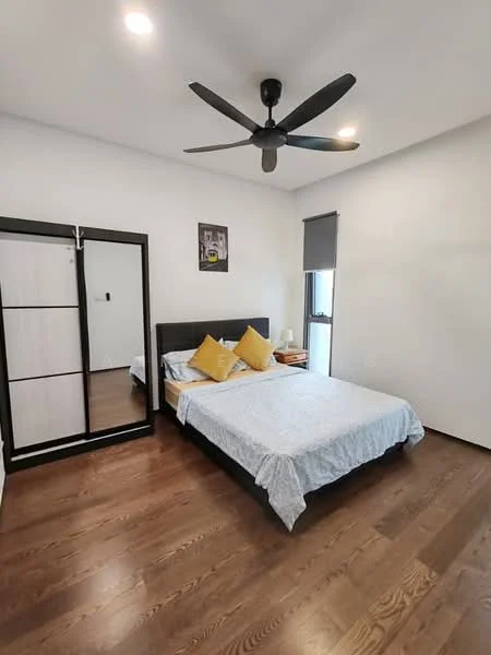 Bedroom features: king-size bed, upholstered headboard, 2 yellow decorative pillows, wooden flooring, 5-blade ceiling fan, built-in wardrobe with sliding doors, window with roller blinds, framed artwork on wall, nightstand, lamp on nightstand; style: modern.