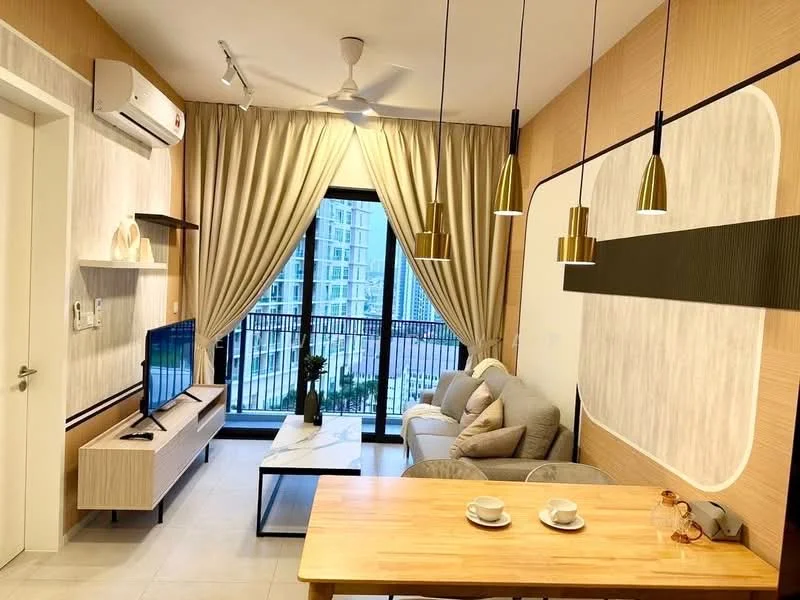 Living features: sofa in light grey fabric, coffee table with marble top, TV console in light wood, wall-mounted TV, 5-blade ceiling fan with light, floor-to-ceiling windows, sheer curtains, decorative wall paneling, wooden flooring, decorative items on shelves; style: modern; view: city.