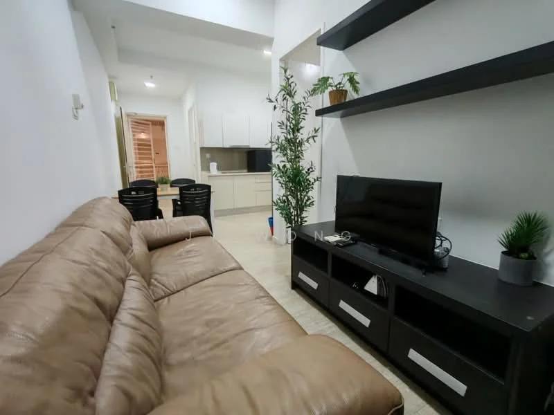 Living features: 3-seater leather sofa in beige, black TV console, wall-mounted TV, shelves on wall, decorative plant in pot, laminate flooring, white painted walls, recessed lighting; style: modern. Kitchen features: white cabinetry, countertop with storage, open layout, visible dining area, light-colored walls; style: modern.