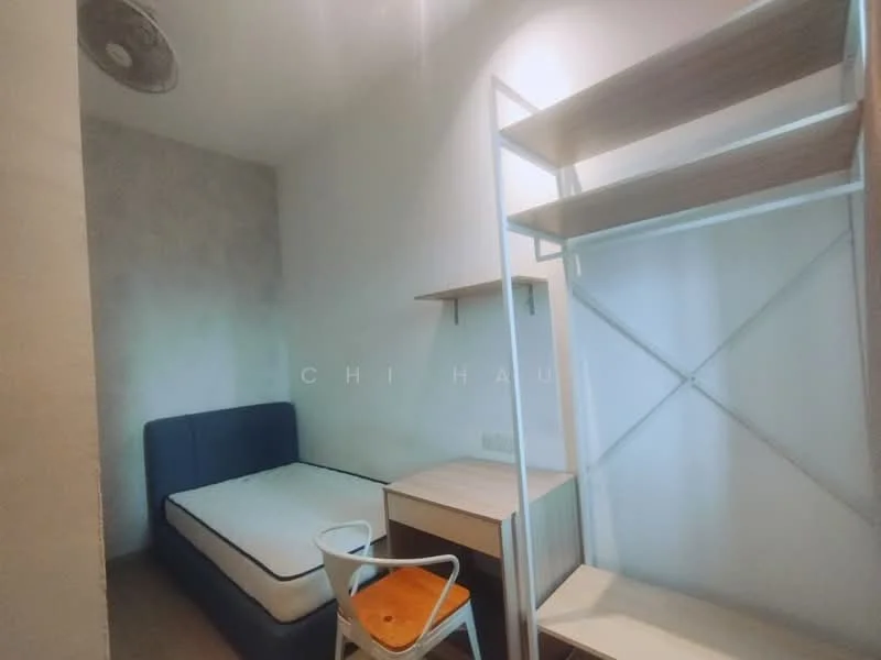 Bedroom features: single bed, mattress on bed frame, wall-mounted shelf, study desk, white chair, exposed concrete wall, ceiling fan, wooden flooring; style: minimalist.