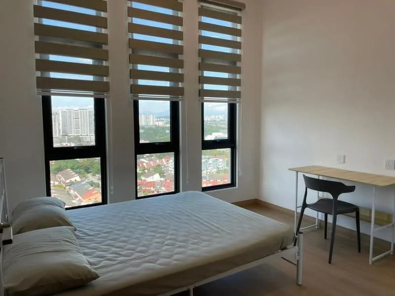 Bedroom features: queen-size bed, light-colored bedding, wooden flooring, floor-to-ceiling windows, roller blinds, study desk, black chair, city view; style: modern; view: city.