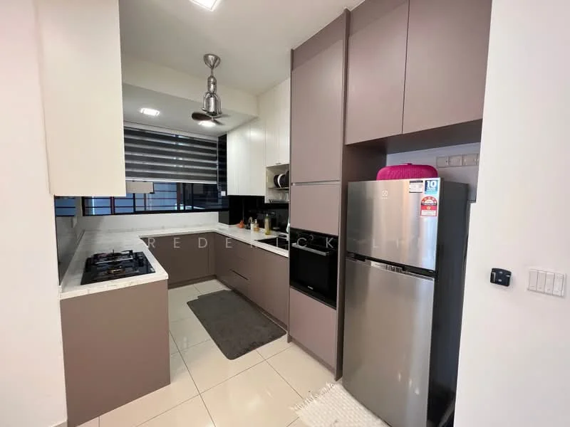 Kitchen features: white quartz countertop, grey cabinetry, built-in oven, stainless-steel fridge, 4-burner gas hob, black backsplash, single-bowl stainless-steel sink, chrome pull-down faucet, recessed downlights, window with blinds, grey rug, wall-mounted kitchen cabinet; style: modern.