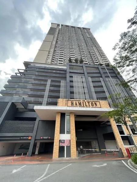Exterior type: high-rise condominium; features: glass curtain wall, exposed concrete facade, projecting balconies, double-volume main lobby, marble flooring at entrance, surrounded by mature greenery; style: modern.