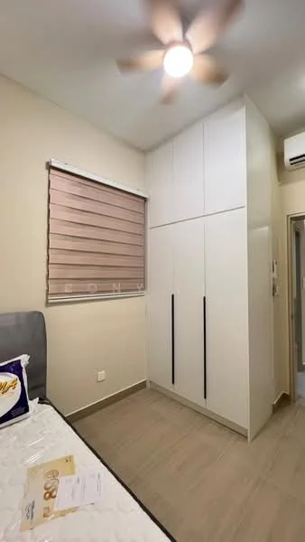 Bedroom features: queen-size bed, upholstered headboard, built-in wardrobe with sliding doors, ceiling fan, window with roller blinds, light-colored walls, laminate flooring, decorative wall paneling; style: modern.