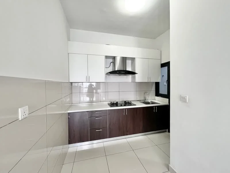 Kitchen features: white shaker cabinets, dark wood lower cabinets, stainless-steel range hood, 4-burner gas hob, single-bowl stainless-steel sink, chrome pull-down faucet, white tiled backsplash, ceramic tile flooring, recessed downlights, built-in refrigerator, countertop space, wall-mounted cabinets; style: modern.