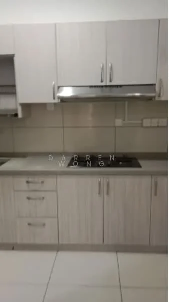 Kitchen features: light wood cabinetry, stainless-steel range hood, built-in oven, 4-burner gas hob, grey countertop, white tiled backsplash, white walls, ceramic tile flooring; style: modern.