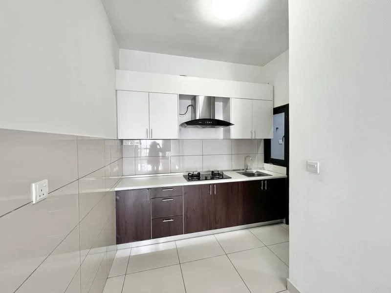 Kitchen features: white shaker cabinets, dark wood lower cabinets, stainless-steel range hood, 4-burner gas hob, single-bowl stainless-steel sink, chrome pull-down faucet, white tiled backsplash, ceramic tile flooring, recessed downlights; style: modern.