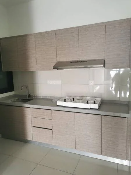 Kitchen features: light wood cabinetry, stainless-steel range hood, built-in gas hob, single-bowl stainless-steel sink, chrome pull-down faucet, grey countertop, white tiled backsplash, ceramic tile flooring, under-cabinet lighting; style: modern.