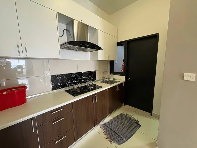 Kitchen features: white upper cabinets, dark wood lower cabinets, black marble backsplash, stainless-steel range hood, 2-burner gas hob, single-bowl stainless-steel sink, chrome pull-down faucet, white countertop, tile flooring, grey area rug; style: modern.