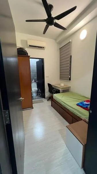 Bedroom features: single bed, green bedding, wooden bed frame, white bedside table, ceiling fan, wall-mounted air conditioning unit, window with blinds, light-colored laminate flooring, built-in wardrobe, door leading to bathroom; style: modern.
