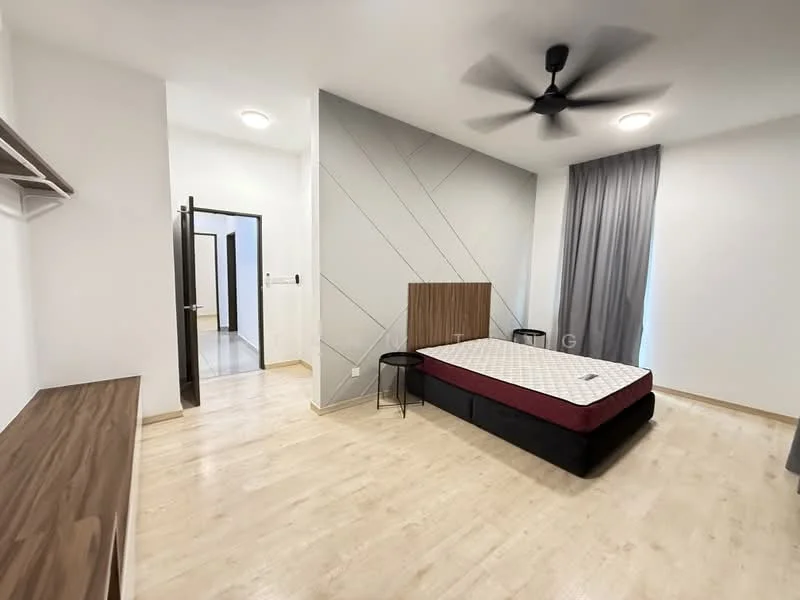 Bedroom features: wooden flooring, white painted walls, grey accent wall, queen-size bed, upholstered headboard, 2 bedside tables, ceiling fan, curtains, built-in wardrobe, wall-mounted shelf; style: modern.