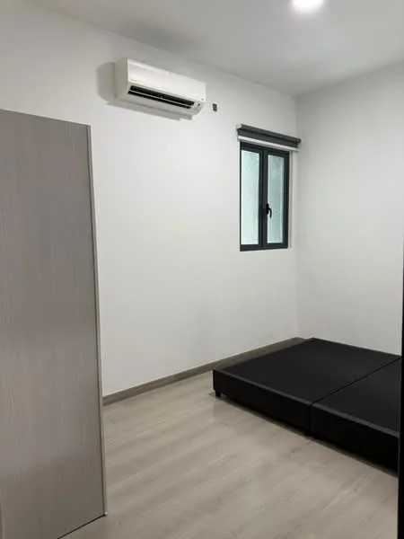 Bedroom features: light grey walls, laminate flooring, 1 wall-mounted split AC, window with black frame, black bed frame without mattress, built-in wardrobe with grey finish, recessed ceiling lights; style: modern.