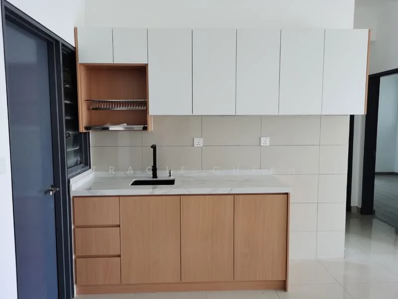 Kitchen features: white upper cabinets, wood lower cabinets, marble countertop, single-bowl stainless-steel sink, black gooseneck faucet, tile backsplash, open shelving, grey tiled flooring; style: modern.