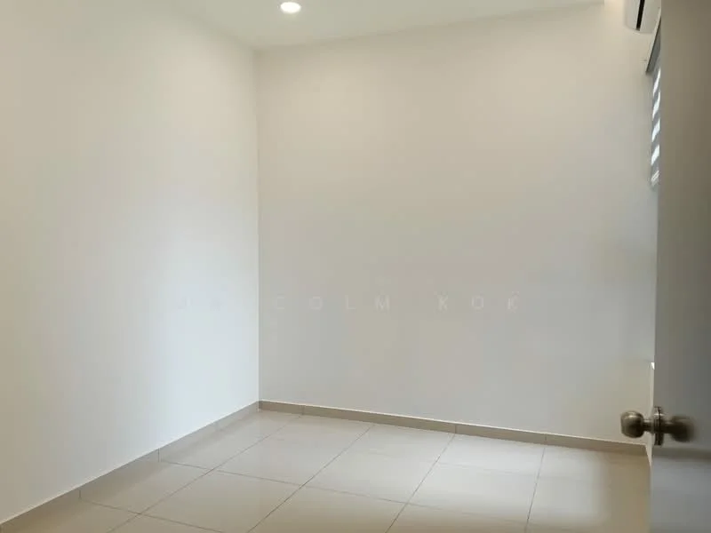 Room features: white painted walls, tile flooring, recessed downlights, 1 wall-mounted split AC.