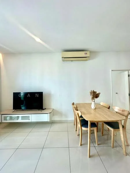 Living features: white painted walls, glossy tile flooring, 5-blade ceiling fan, wall-mounted TV, TV console in white, dining table with wooden surface, 4 wooden dining chairs, air conditioning unit, decorative vase on table; style: modern.