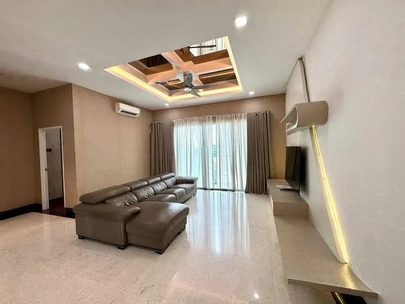 Living features: 3-seater leather sofa in beige, marble flooring, tray ceiling with recessed lighting, 5-blade ceiling fan, floor-to-ceiling windows, sheer curtains, wall-mounted TV, floating TV console, decorative wall lighting; style: modern; view: city.