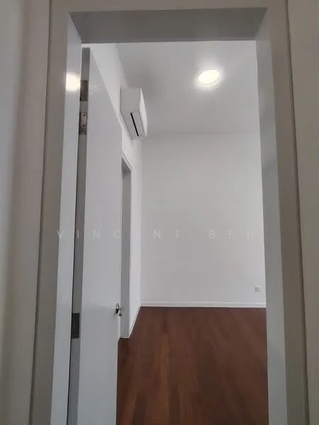 Room features: white painted walls, wooden flooring, 1 wall-mounted split AC, recessed ceiling light.