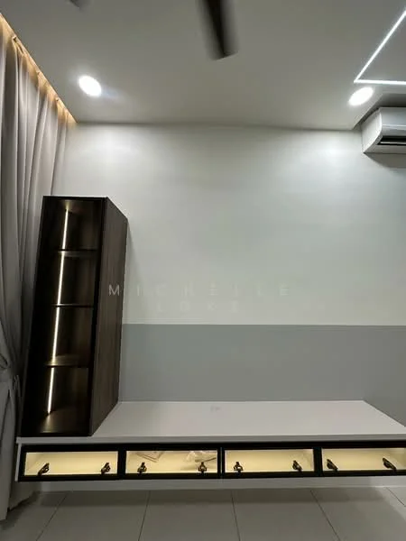Room features: white painted walls, grey accent wall, recessed LED downlights, 5-blade ceiling fan, built-in cabinetry with open shelving, white countertop, floor tiles, curtains, wall-mounted air conditioning unit; style: modern.