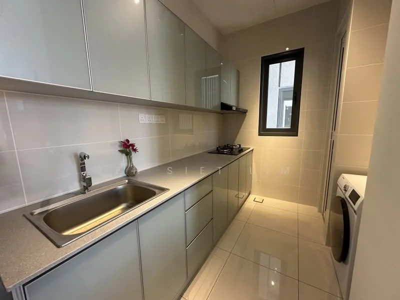 Kitchen features: single-bowl stainless-steel sink, chrome pull-down faucet, grey laminate countertop, white high-gloss cabinetry, built-in gas hob, extraction hood, white tiled backsplash, white ceramic tile flooring, built-in washing machine, window with black frame, recessed downlights; style: modern.